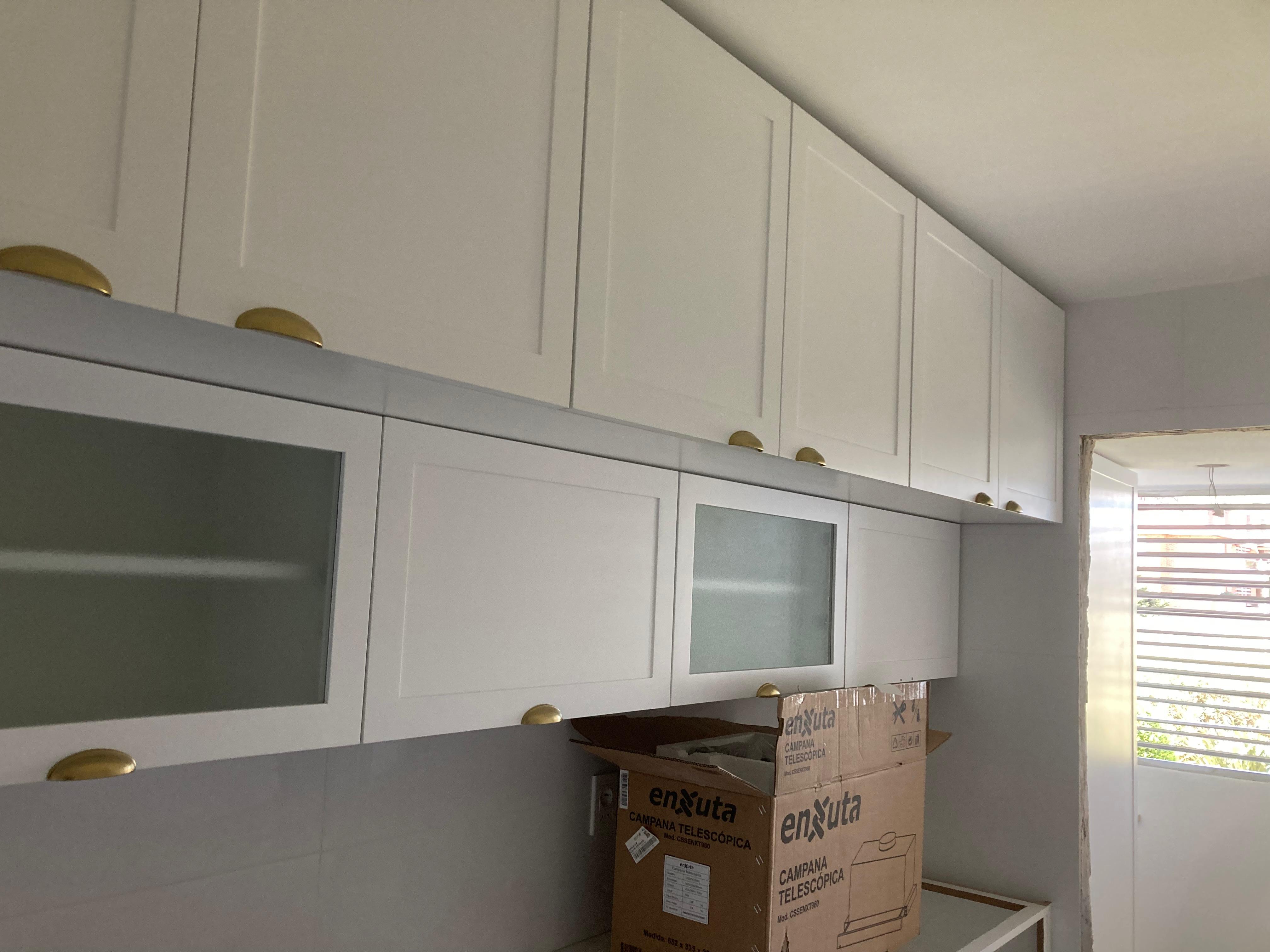 Alacenas blancas con tiradores dorados - cocina a medida