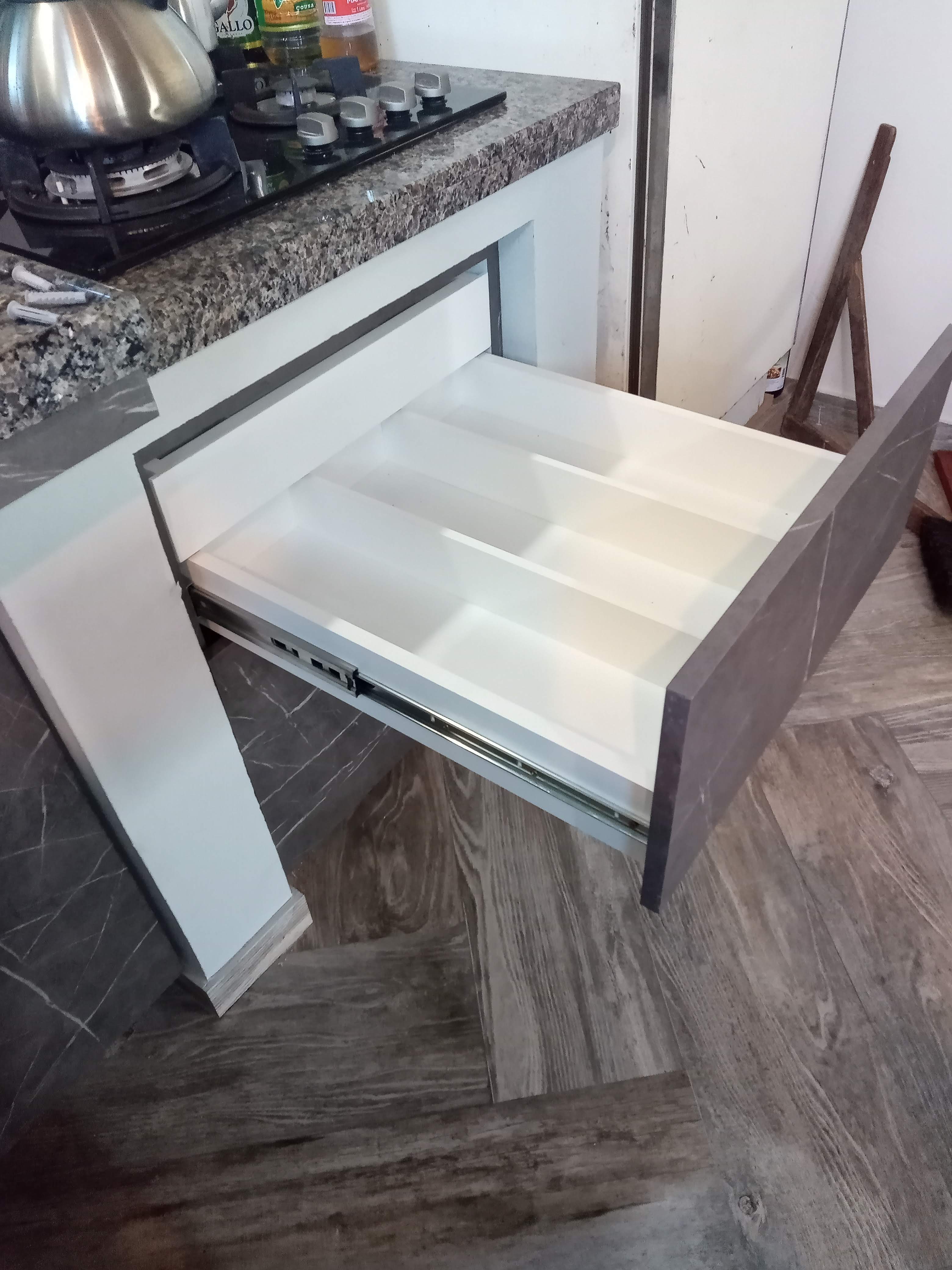 Detalle de cajón organizador de cocina con divisores internos