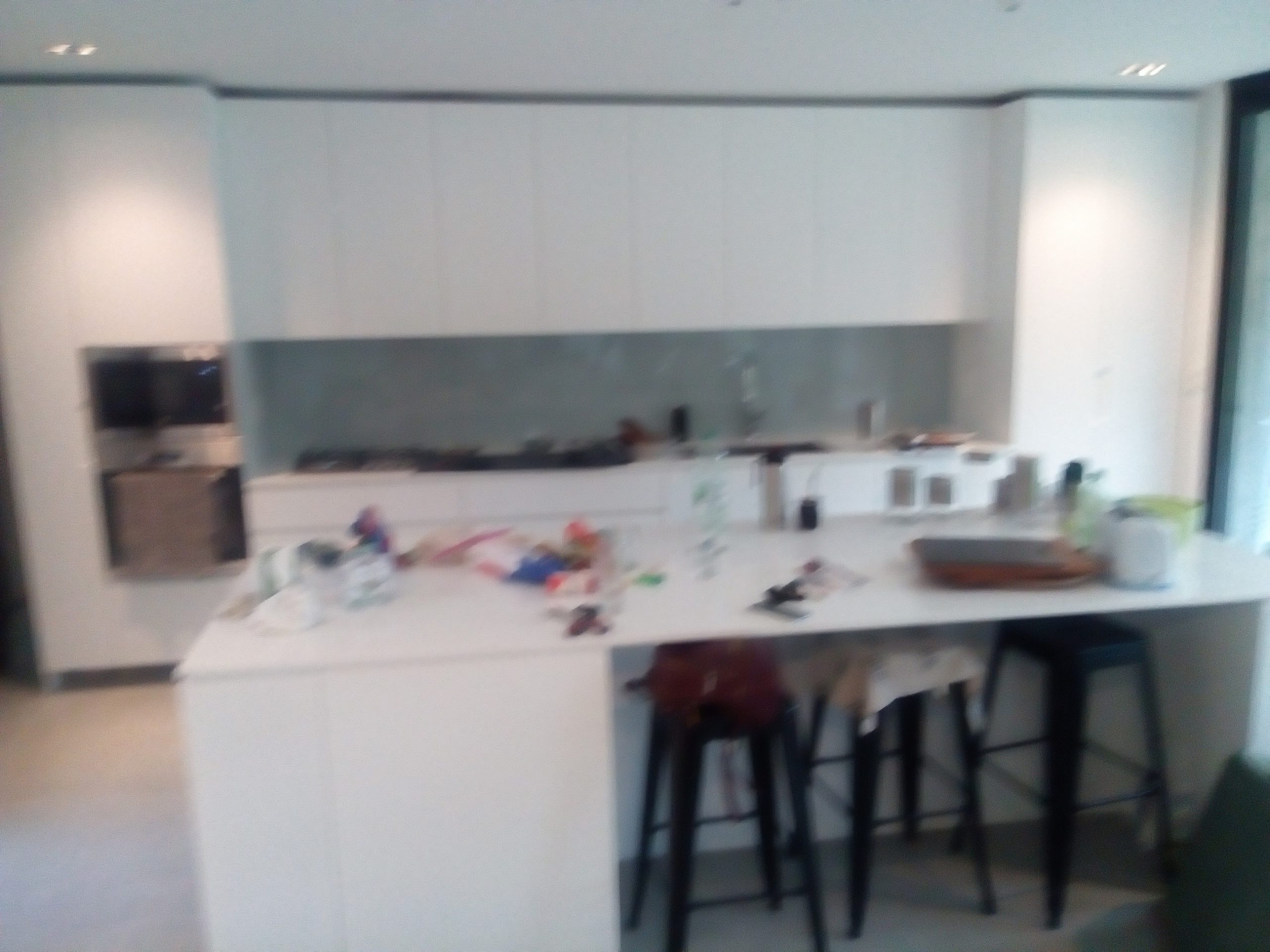 Cocina moderna con barra desayunadora en madera y melamina