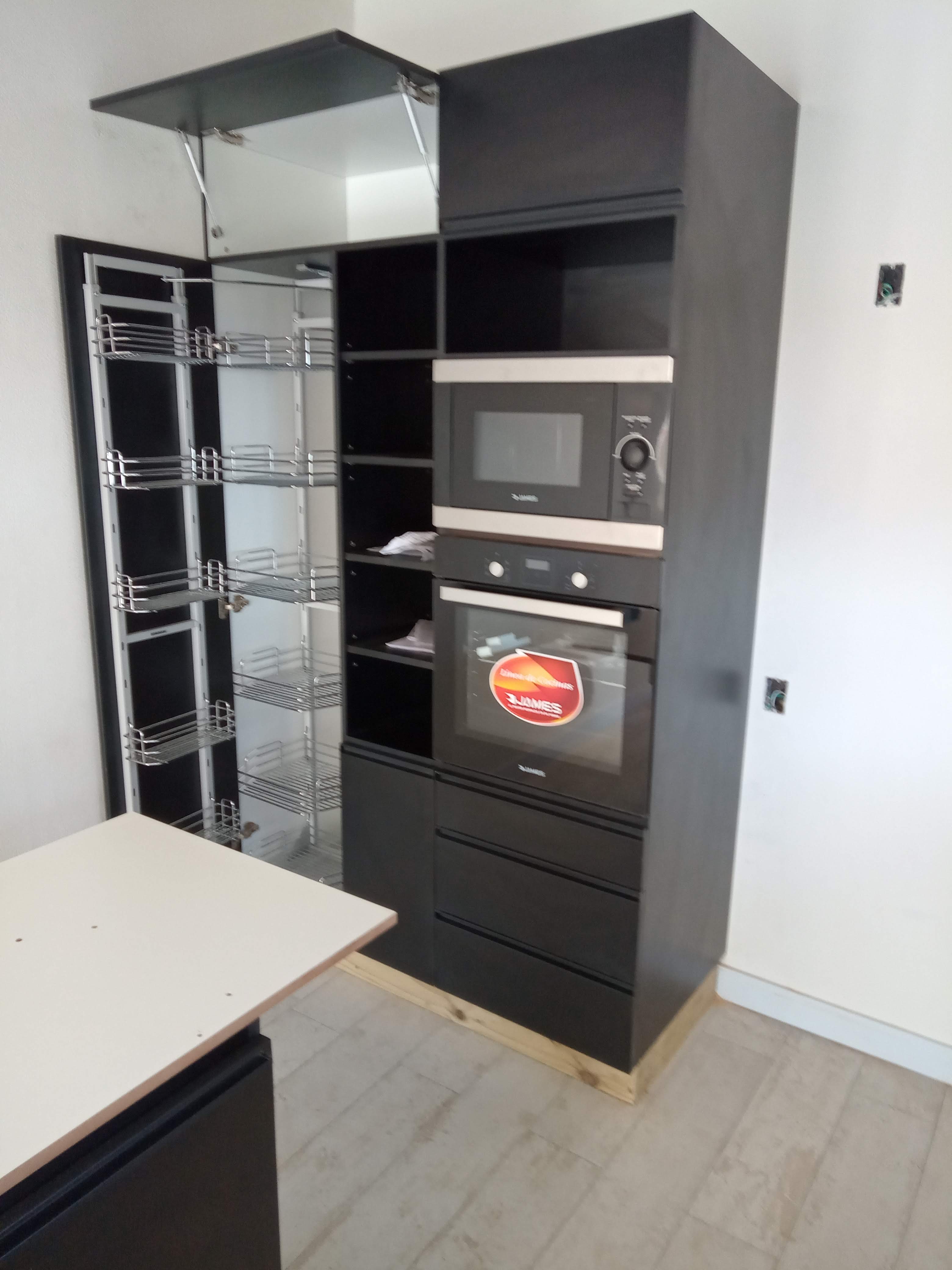 Cocina negra con torre de horno integrada - carpintería a medida