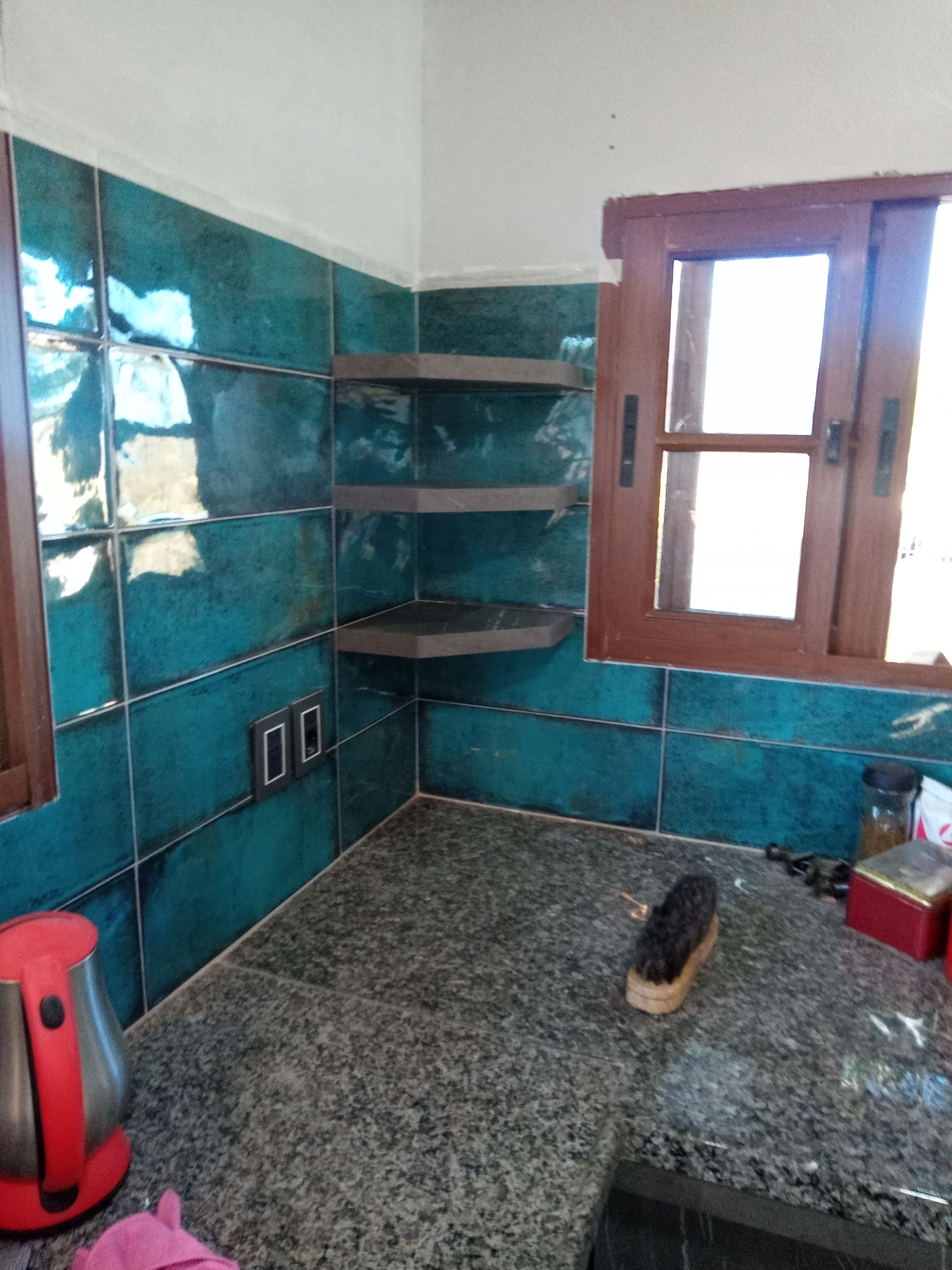 Cocina completa terminada con mesada y alacenas a medida