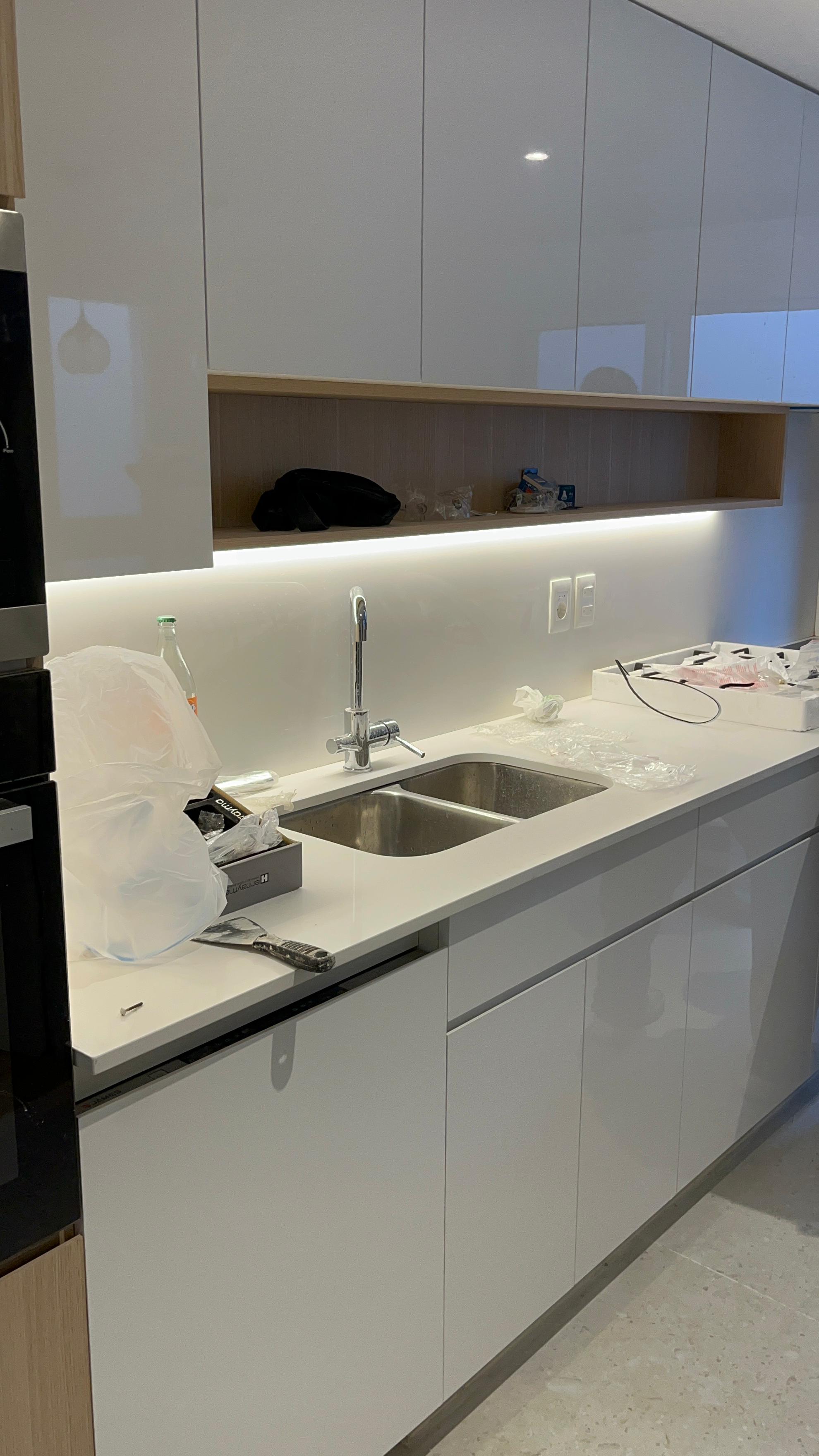 Cocina moderna blanca brillante con iluminación LED