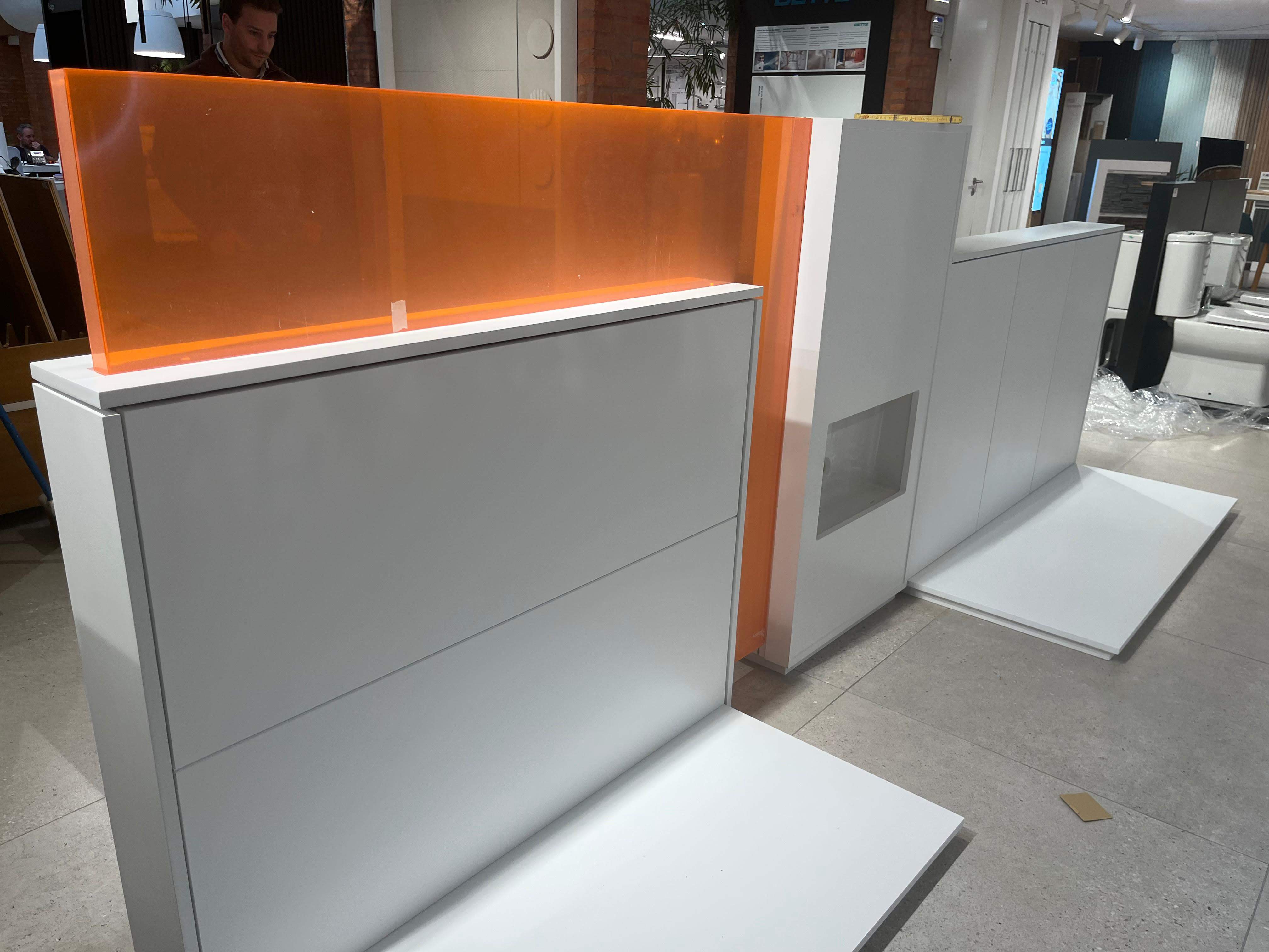 Mostrador comercial con iluminación LED