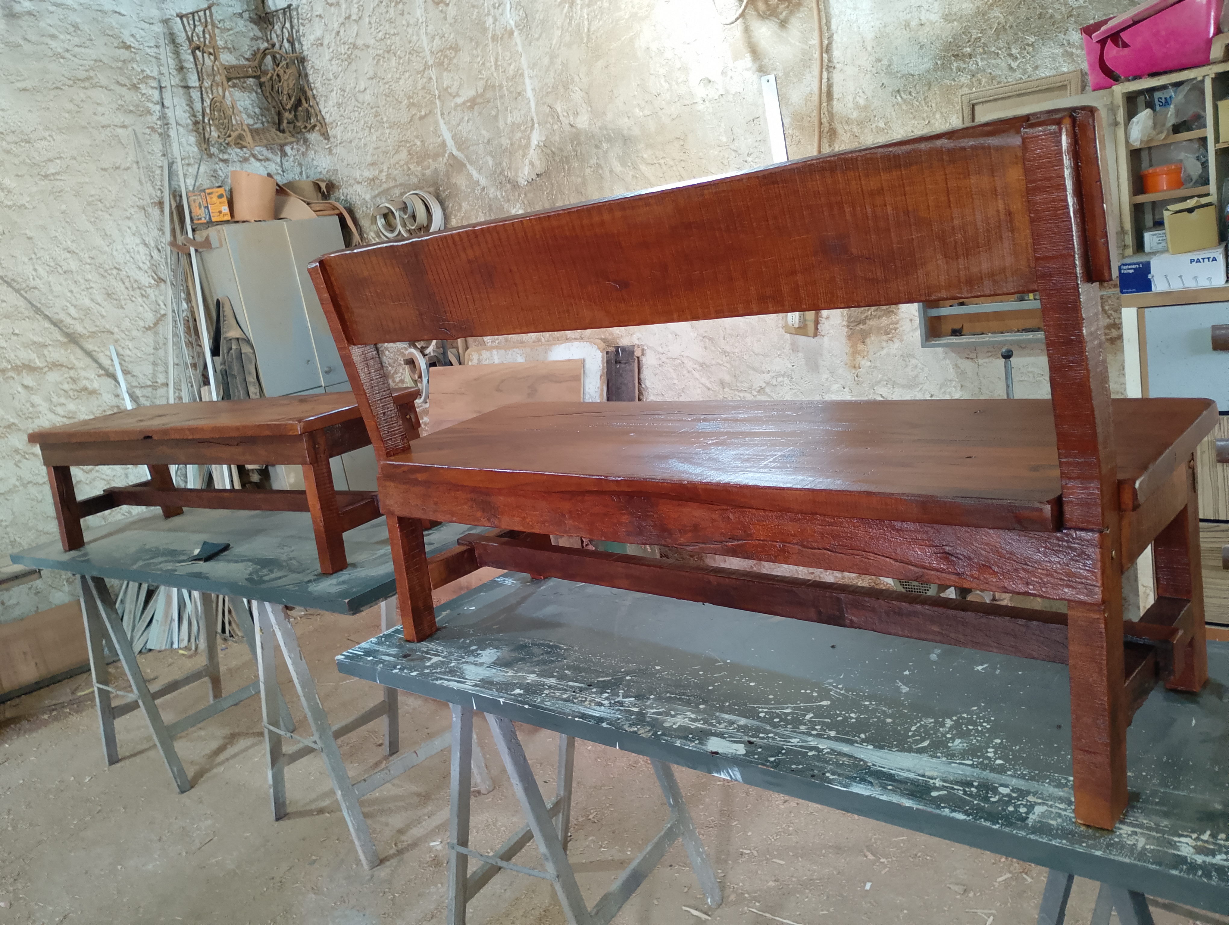 Banco de madera maciza en proceso de fabricación en taller