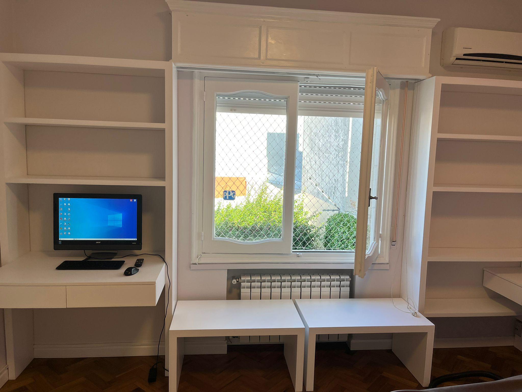 Biblioteca con escritorio empotrado blanco a medida