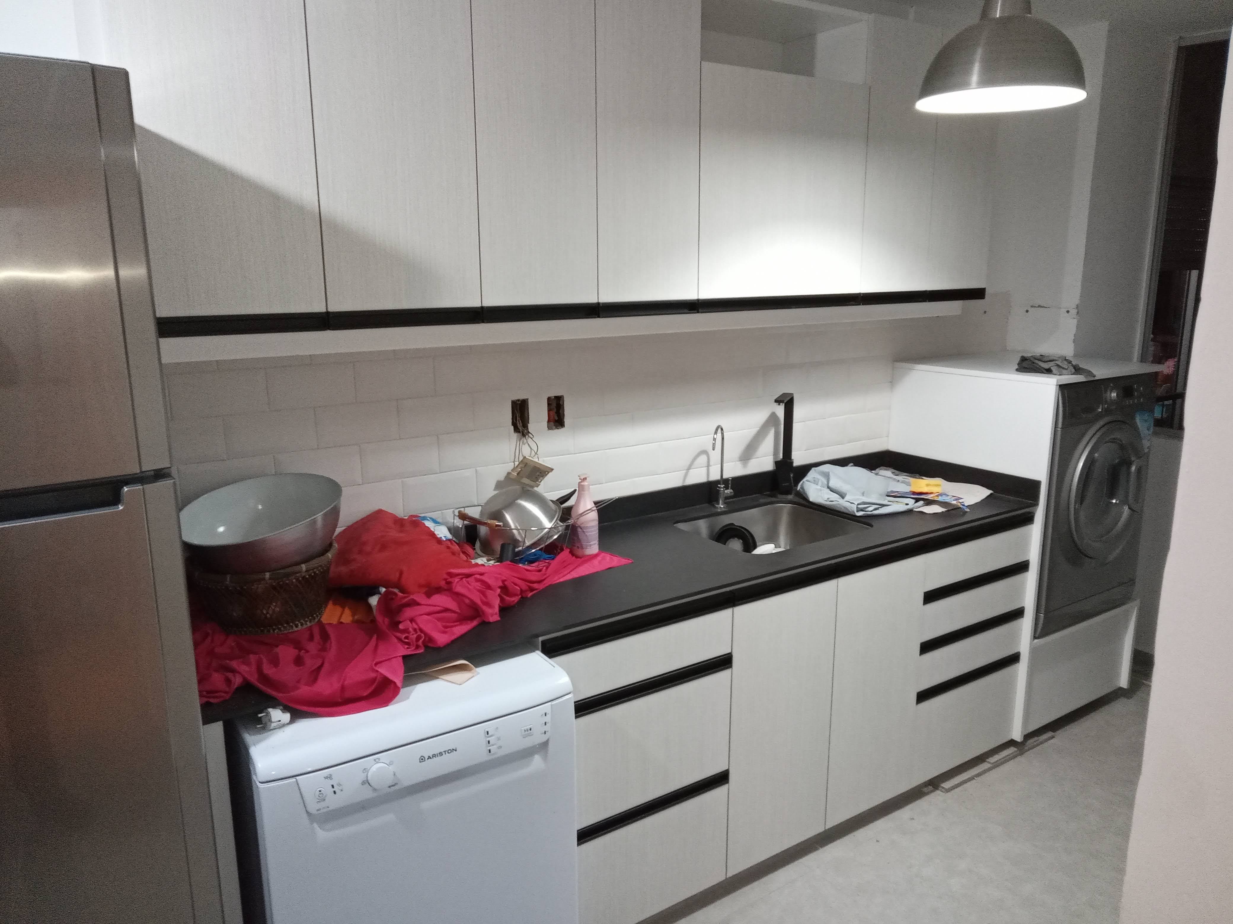 Biblioteca en madera maciza con estantes ajustables a medida