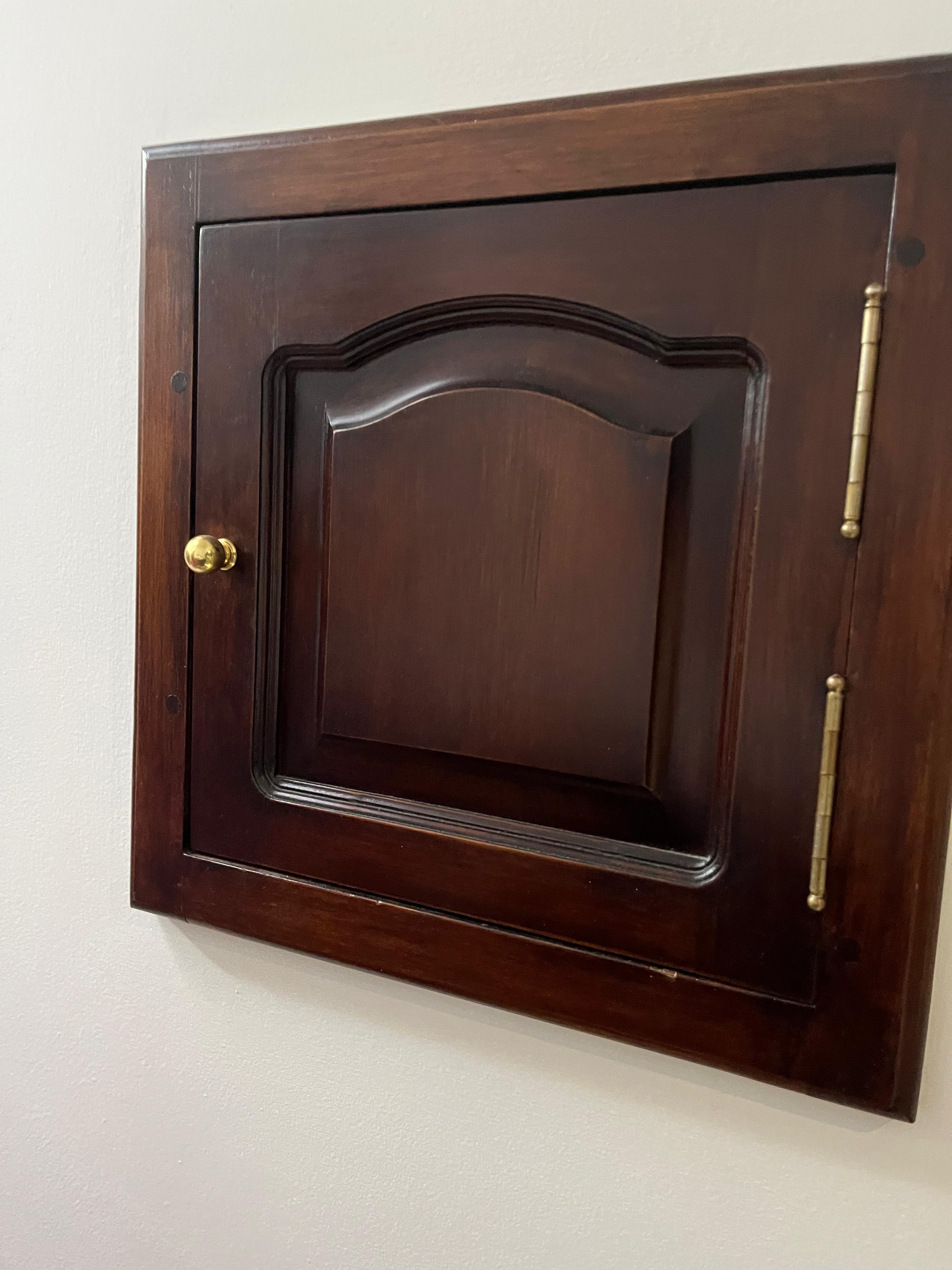 Detalle artesanal de puerta de madera con herraje dorado