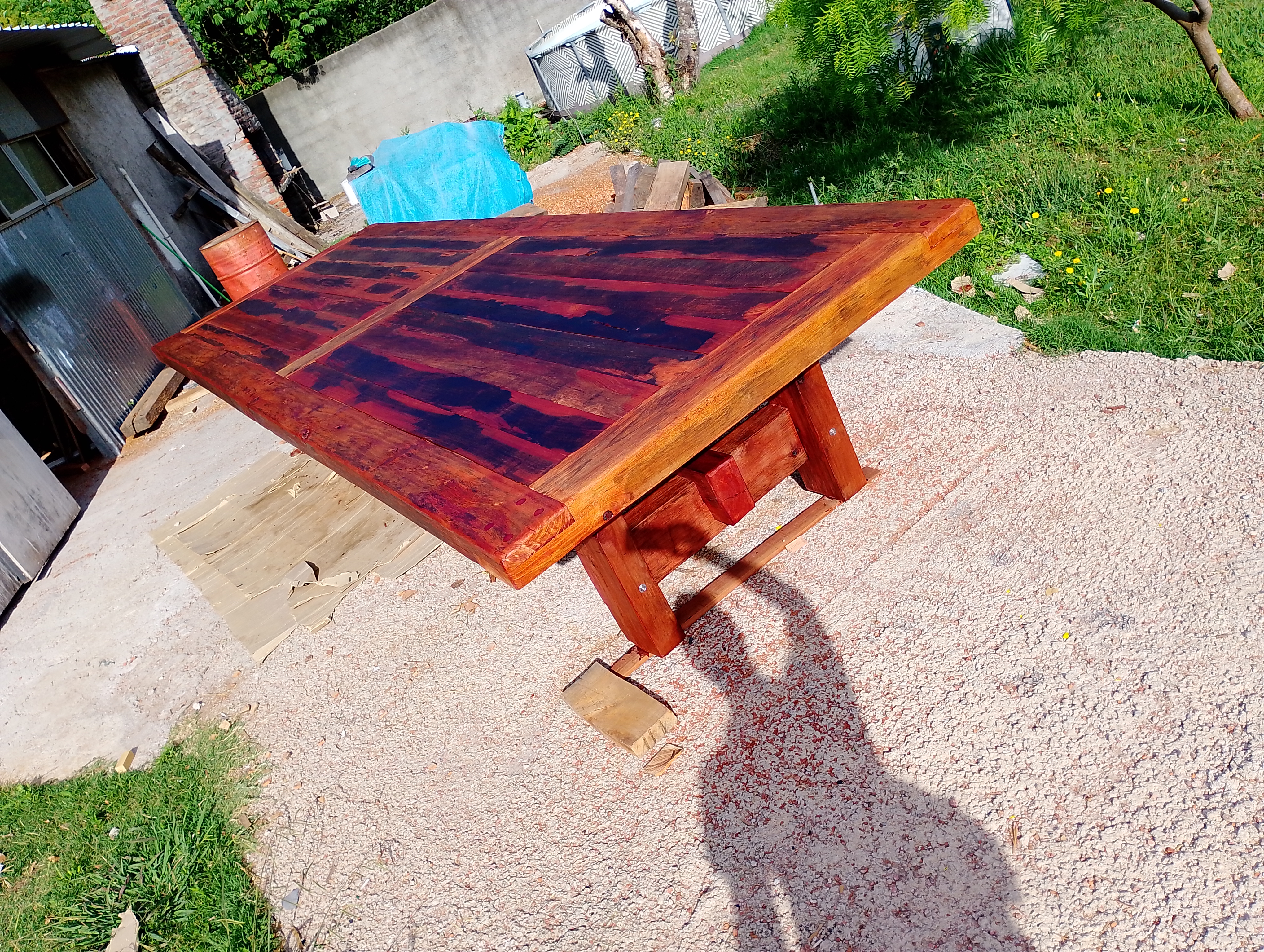 Mesa de exterior en madera maciza natural