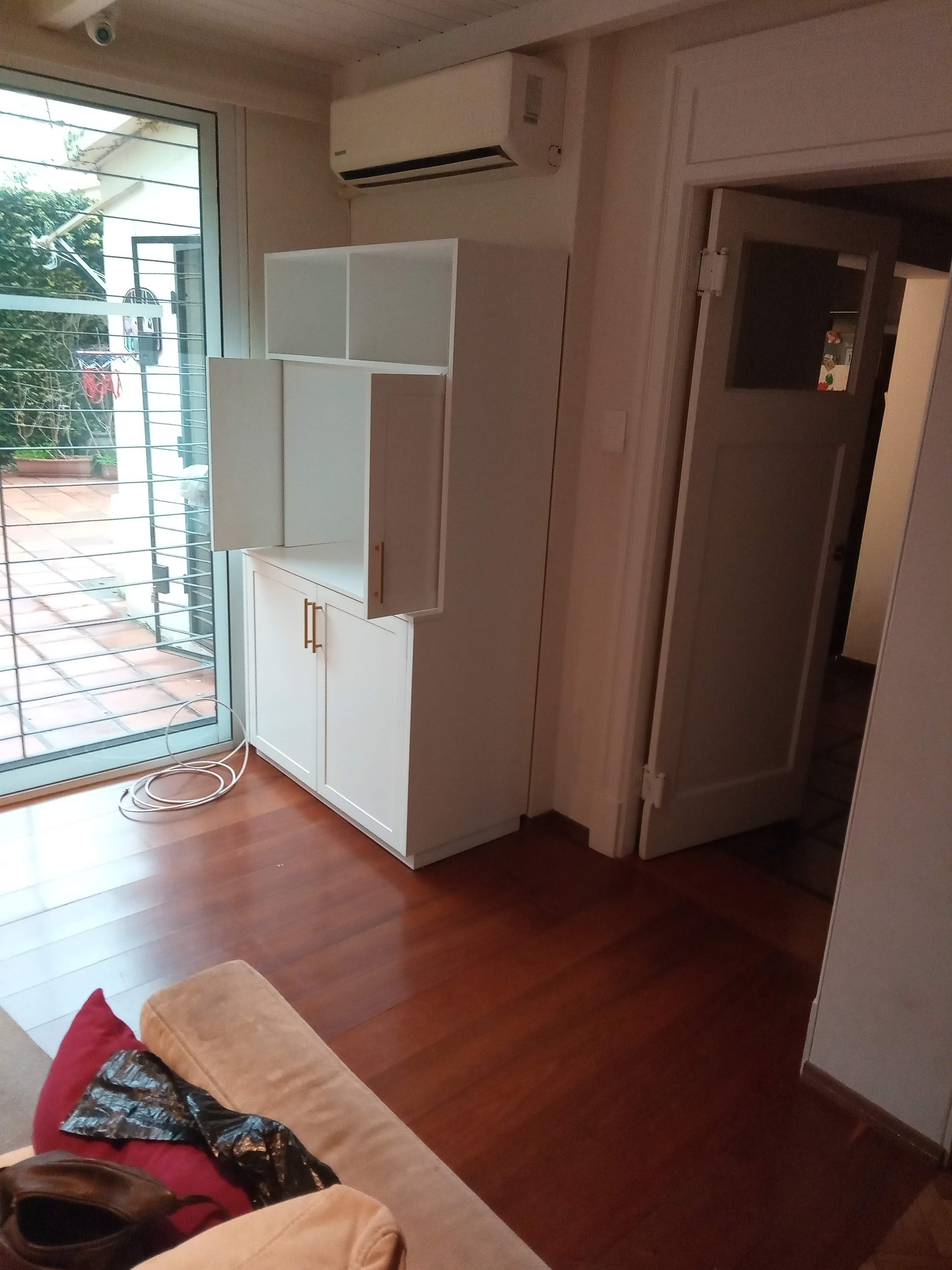 Mueble de TV blanco moderno con estantes y cajones a medida