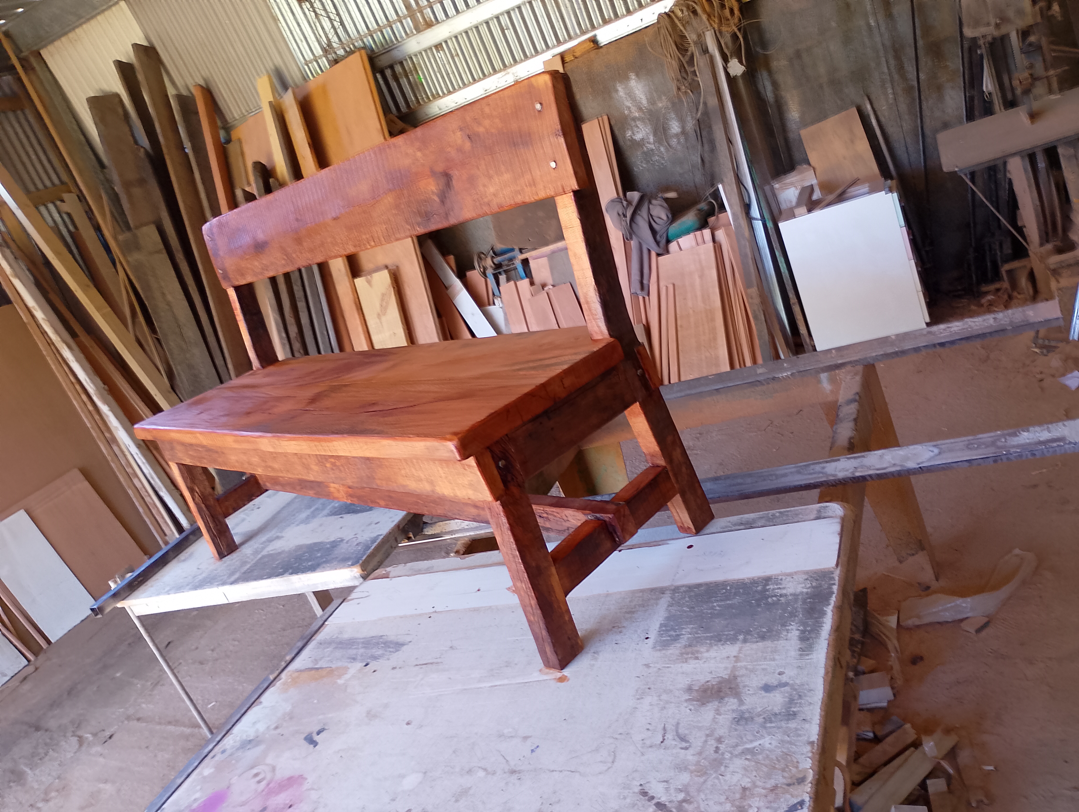 Banco y silla en madera maciza artesanal hecha en Montevideo