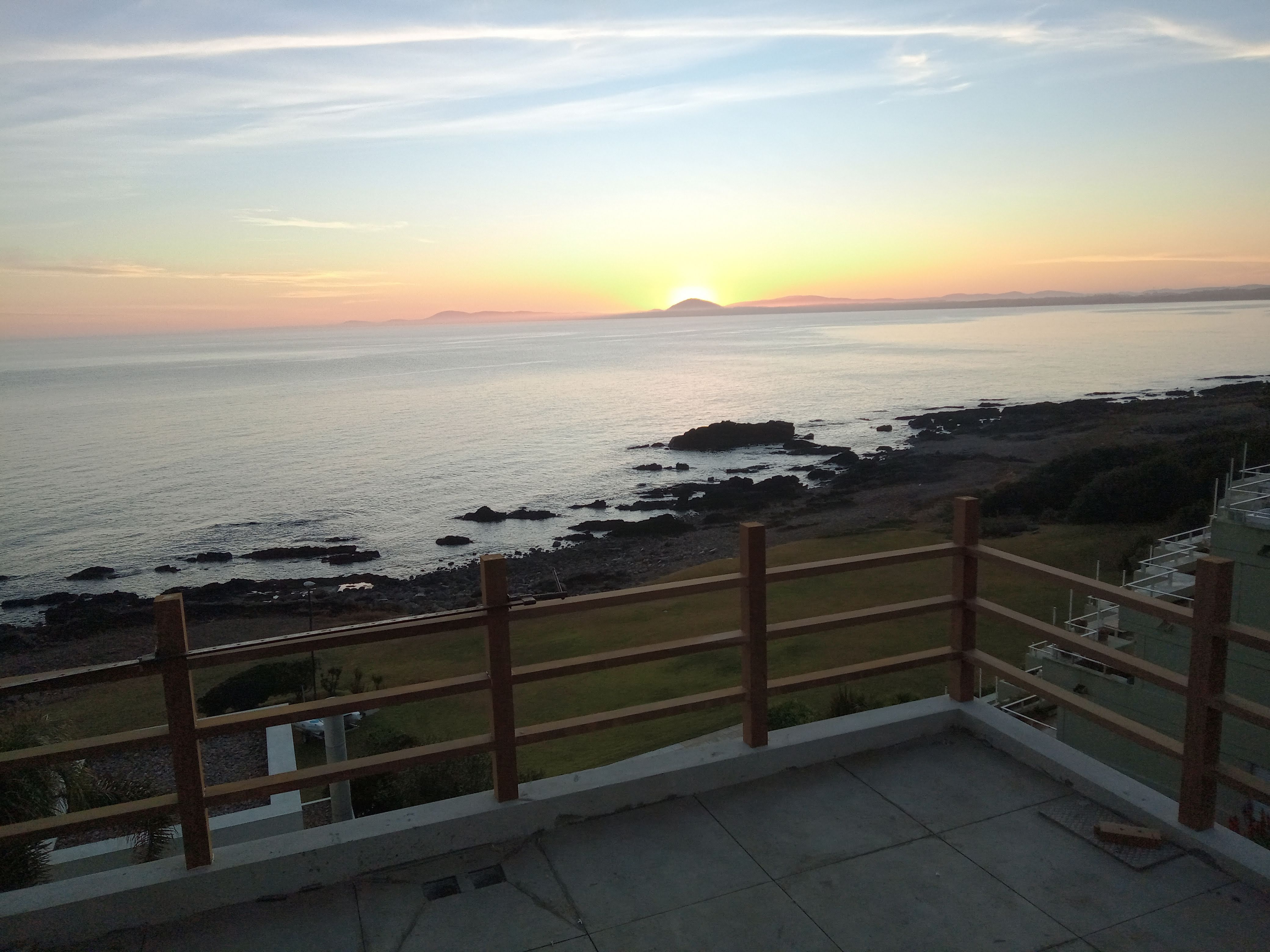 Baranda de madera con vista al mar