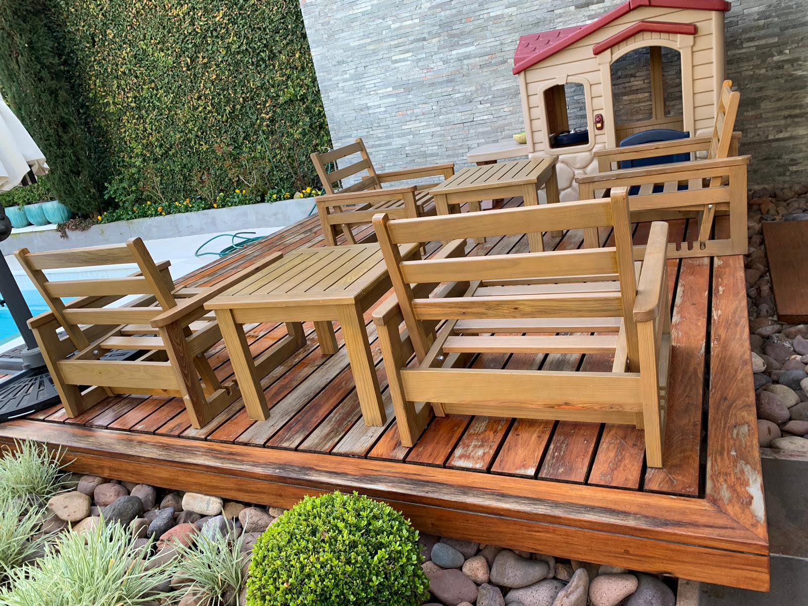 Deck de madera con piscina y muebles de exterior en Montevideo