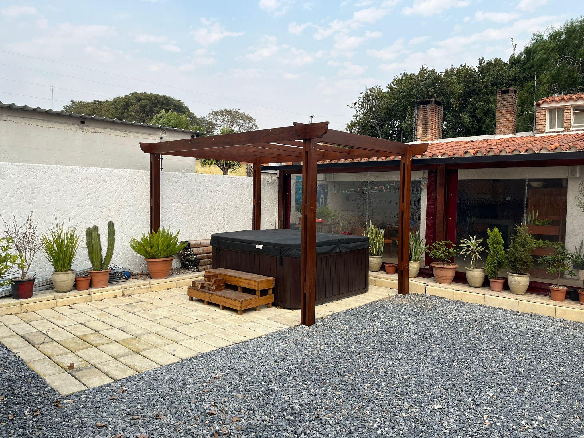 Pérgola de madera con jacuzzi exterior en Montevideo