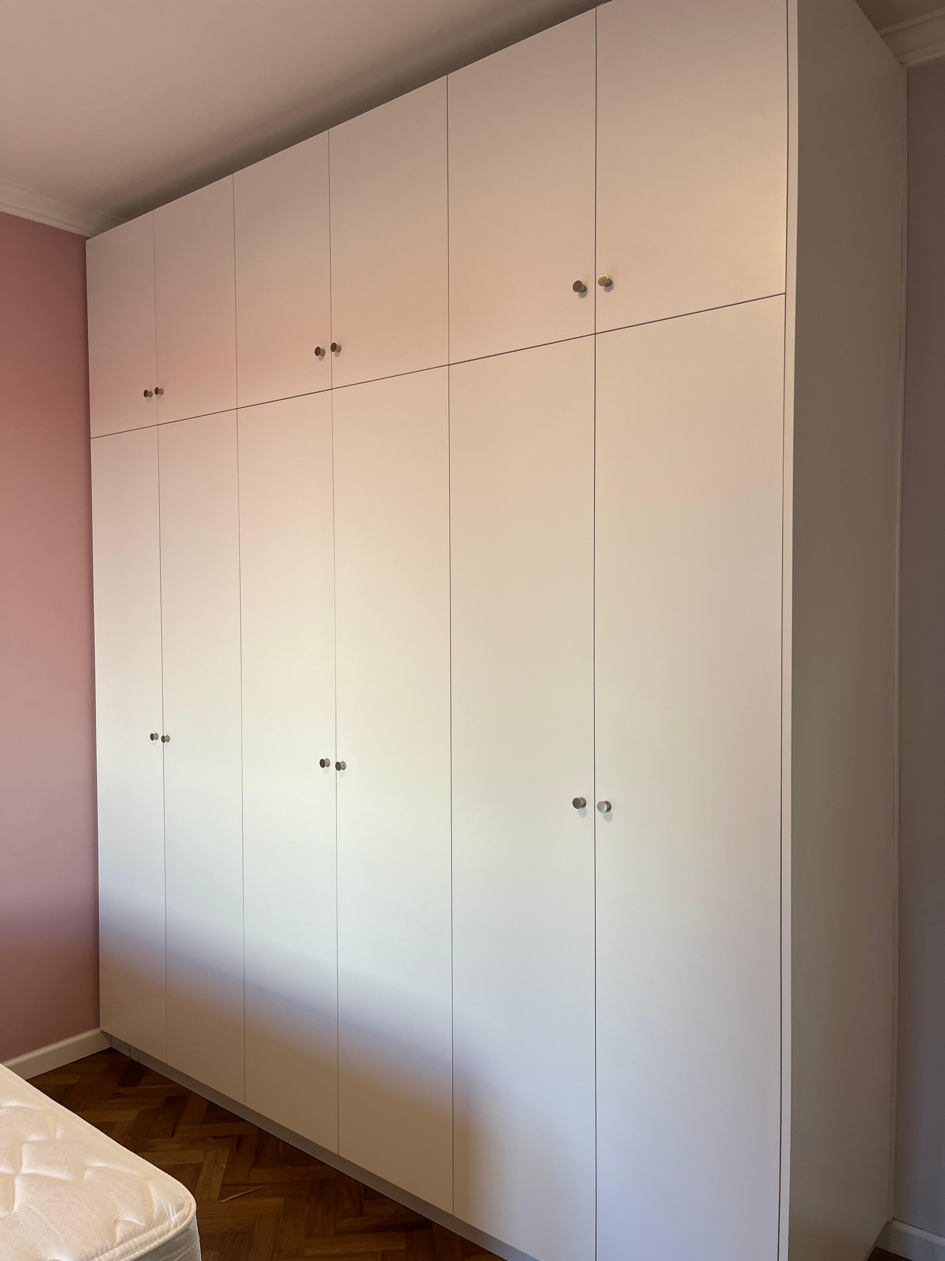 Placar blanco empotrado pared completa en dormitorio