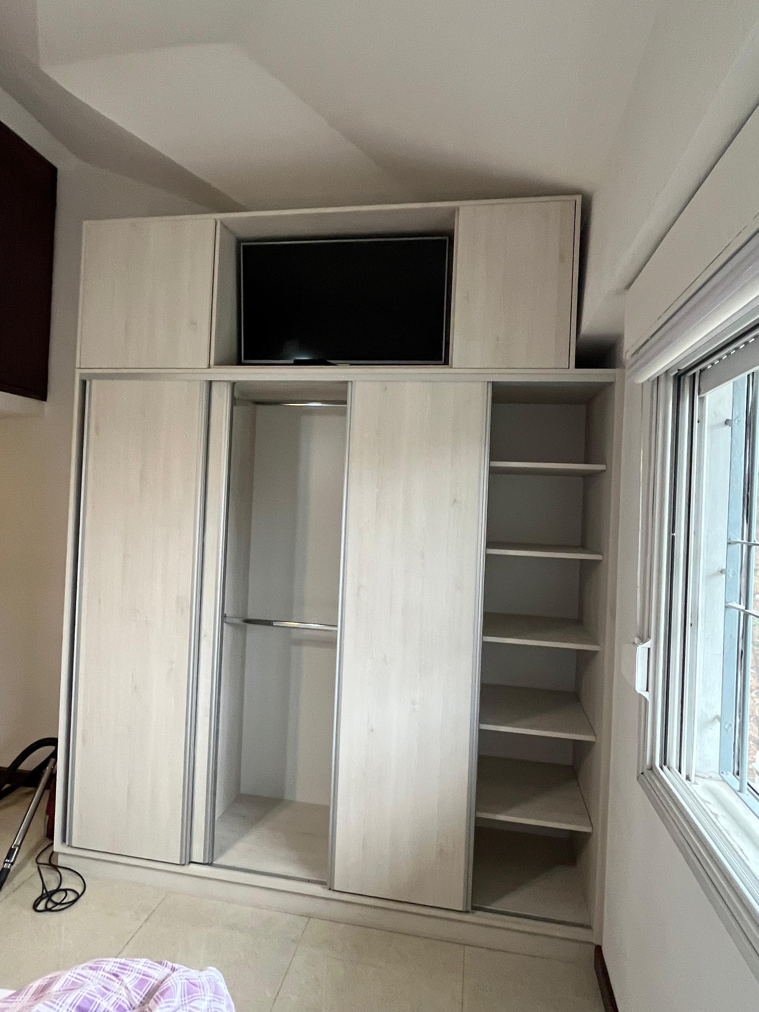 Placar corredizo blanco con espacio para TV