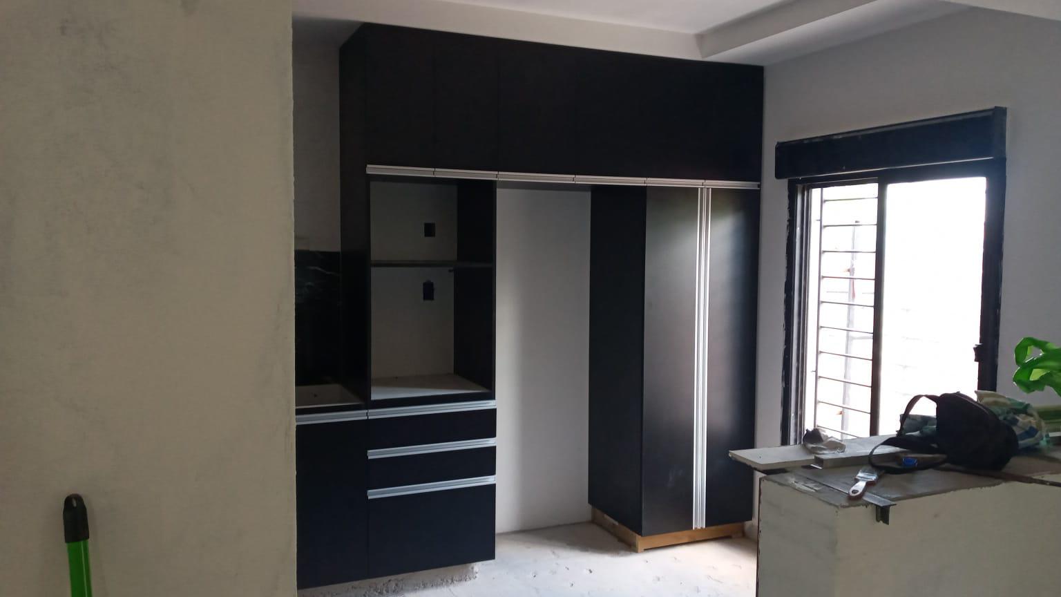 Placar moderno negro con puertas corredizas