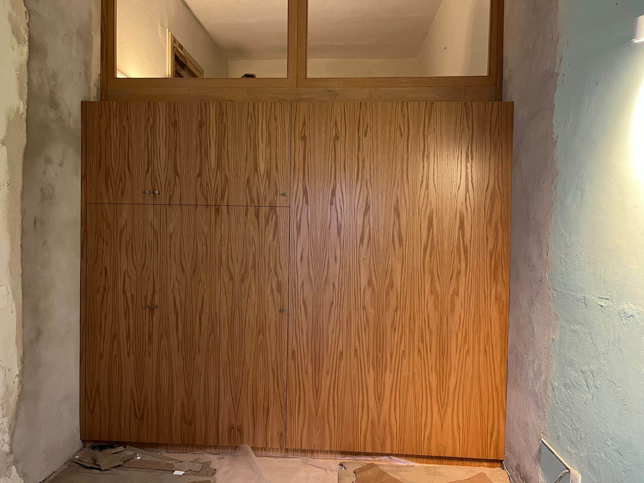 División de ambientes en madera y vidrio - puerta corrediza a medida