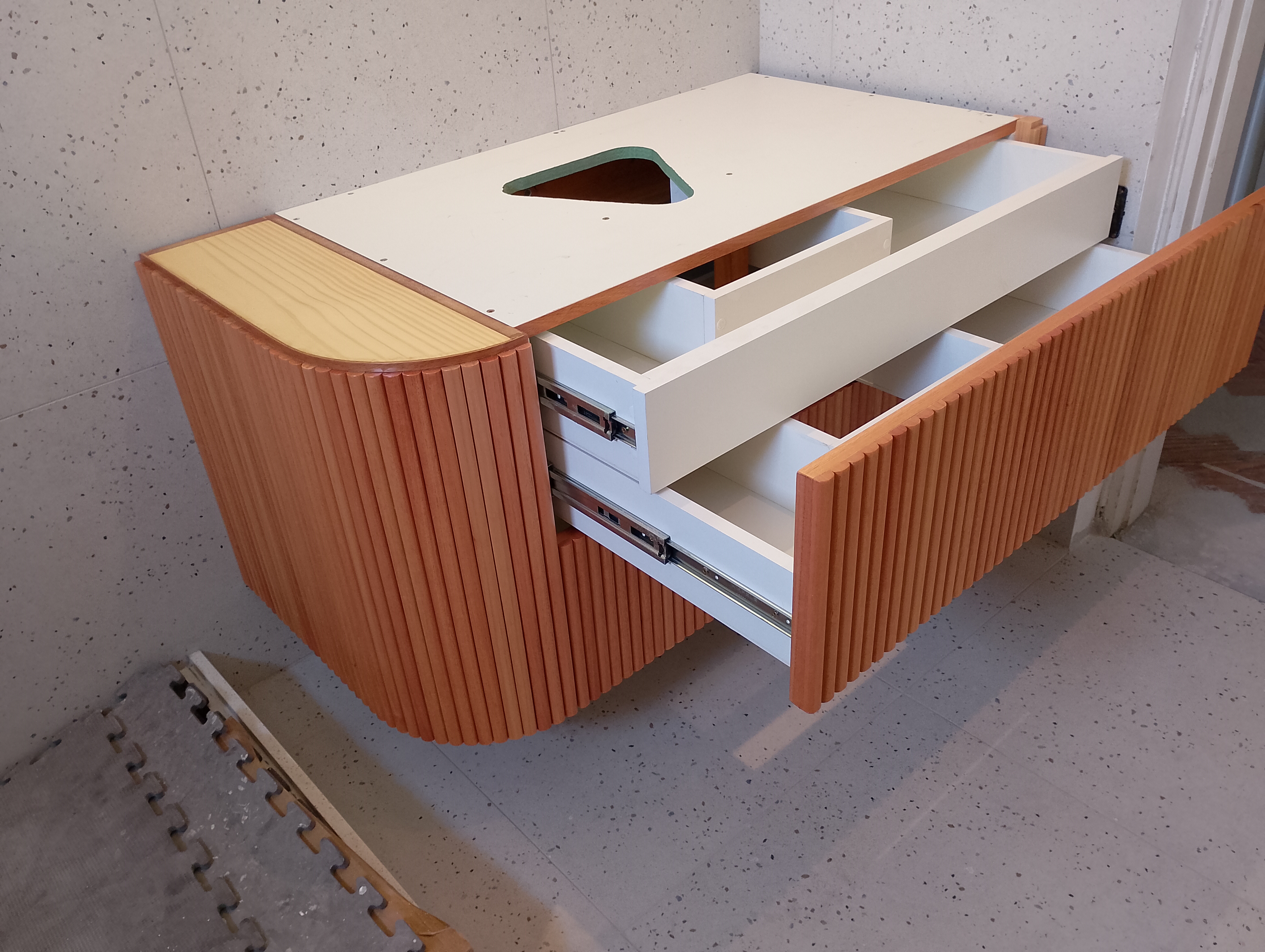 Vanitory de madera ranurado