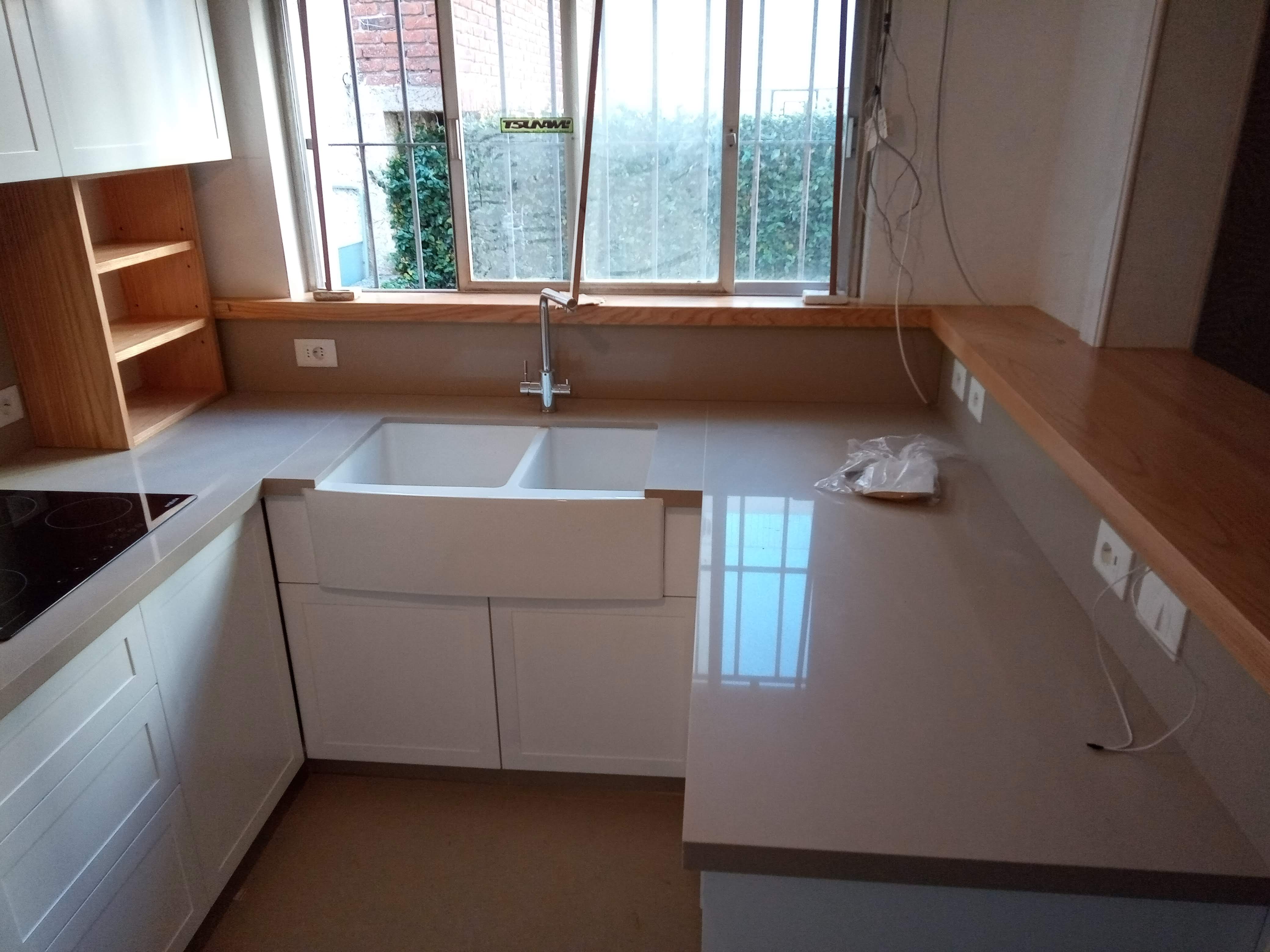 Cocina blanca con arco