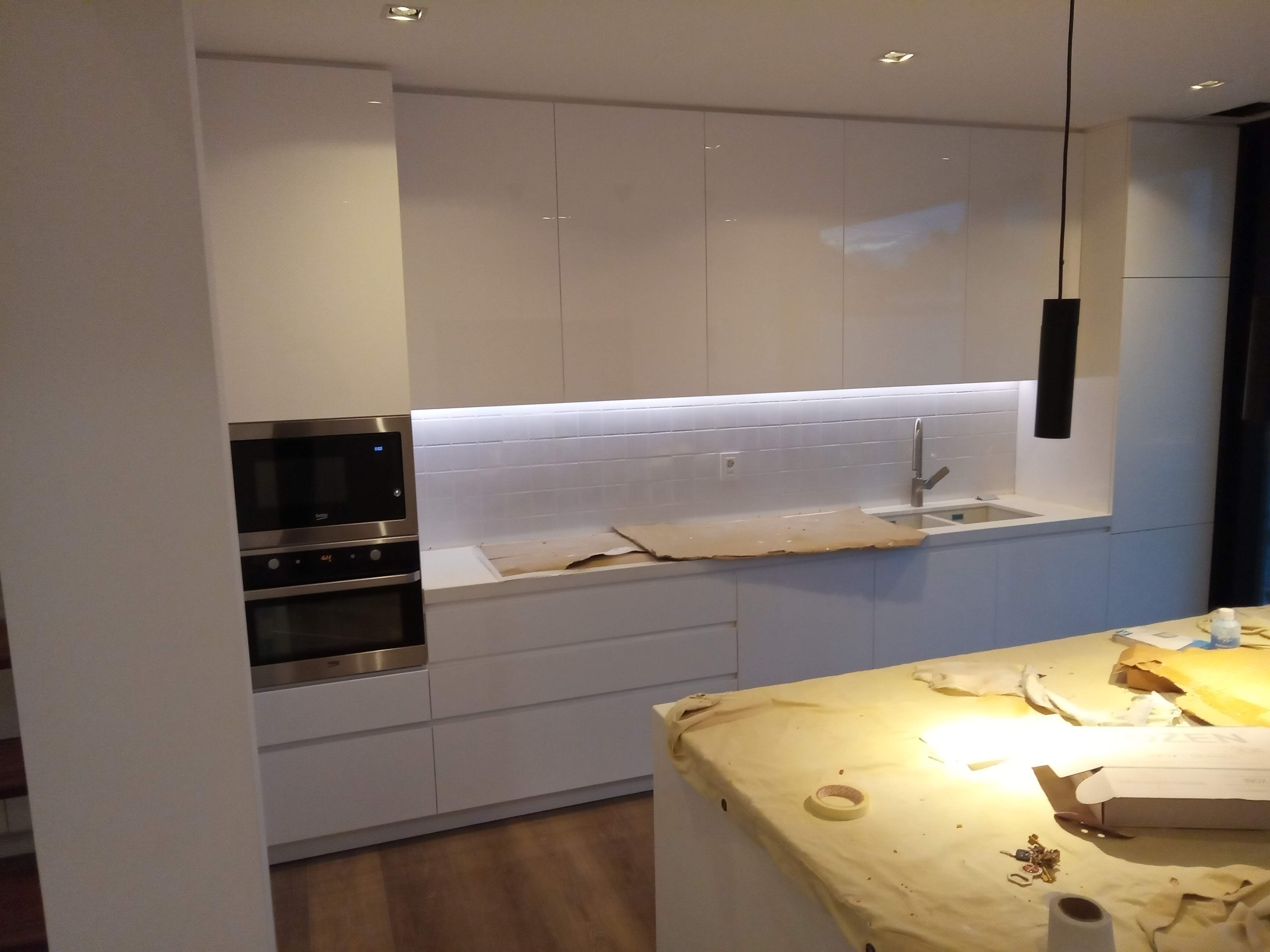Cocina blanca con LED
