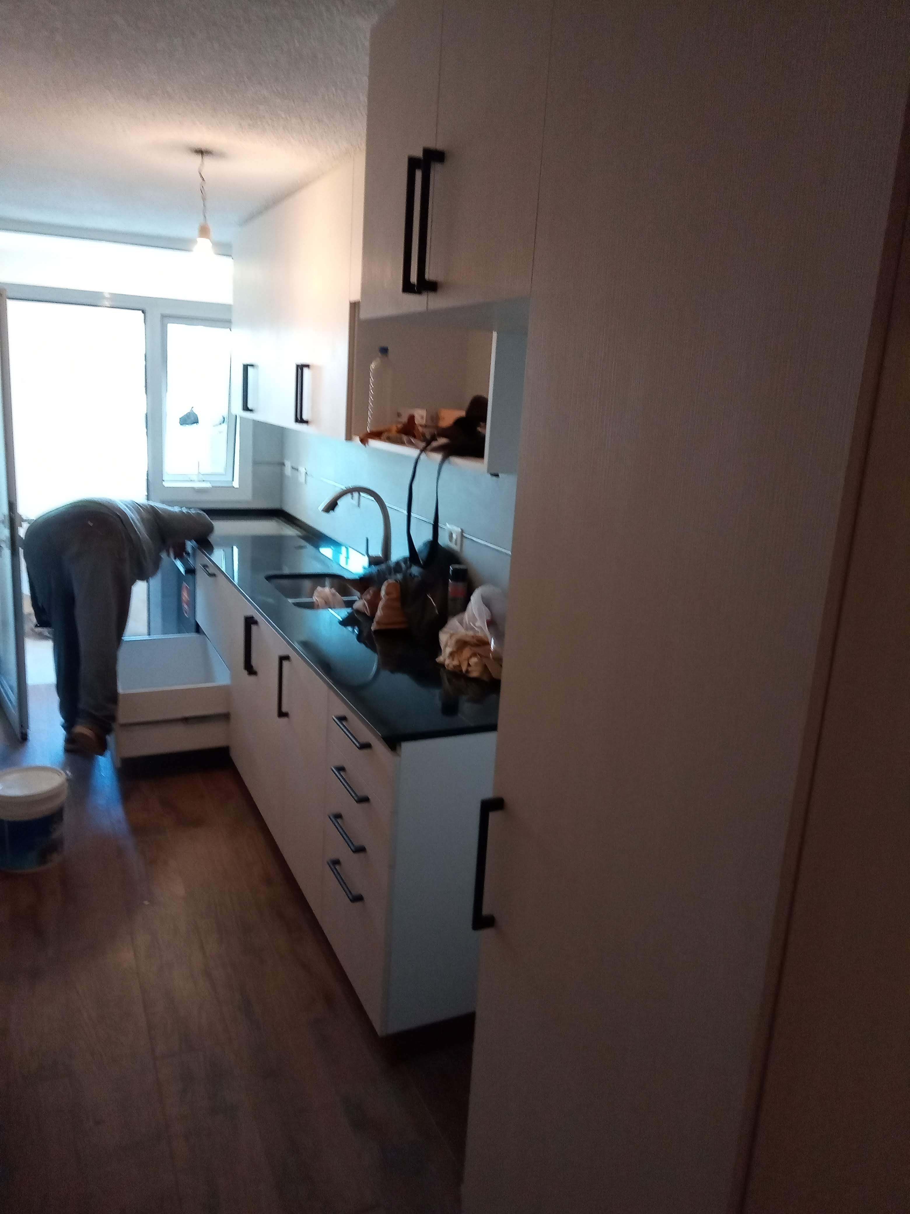 Cocina blanca y negra