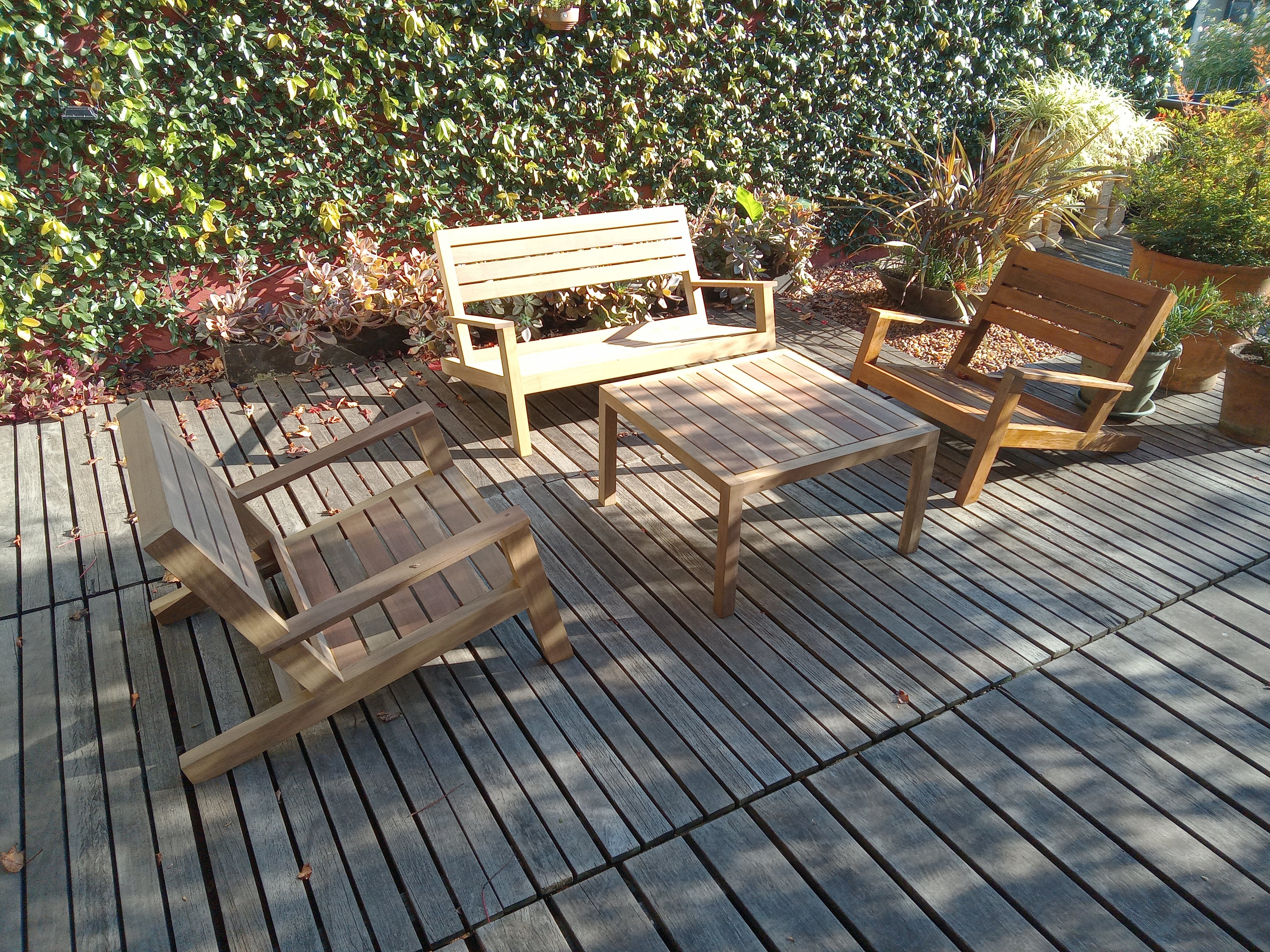 Deck con muebles de jardin