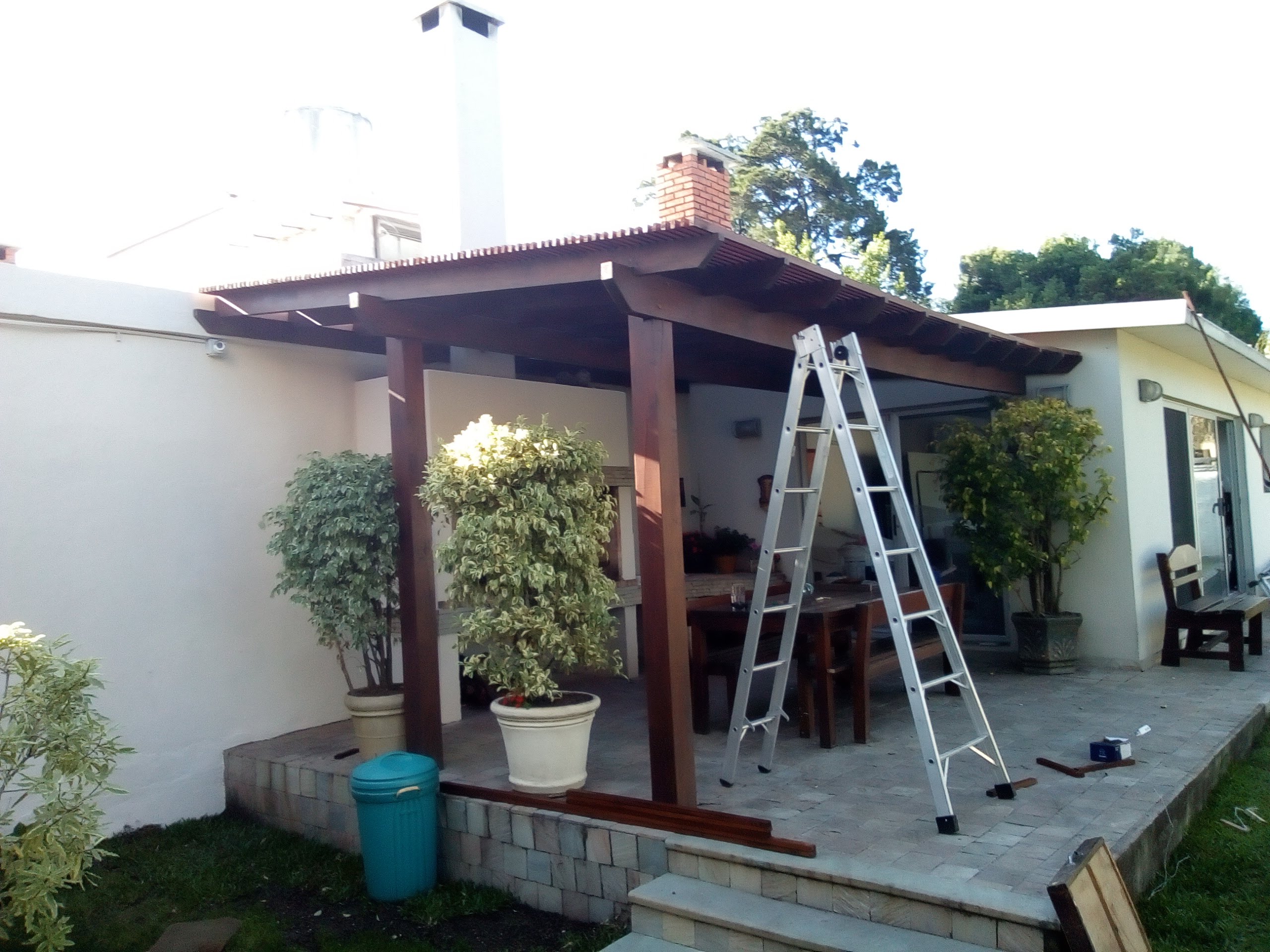 Pergola de madera oscura
