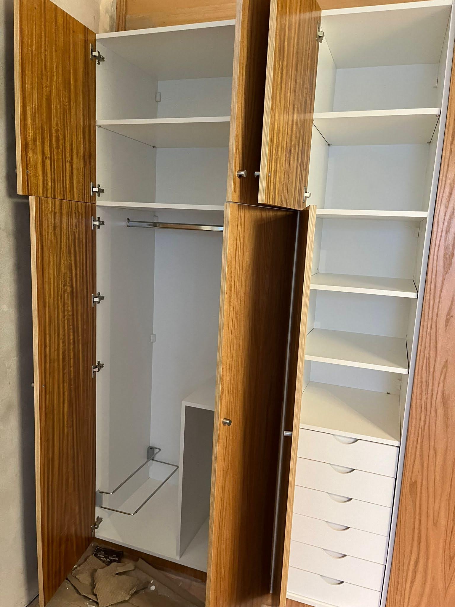 Puerta de madera artesanal