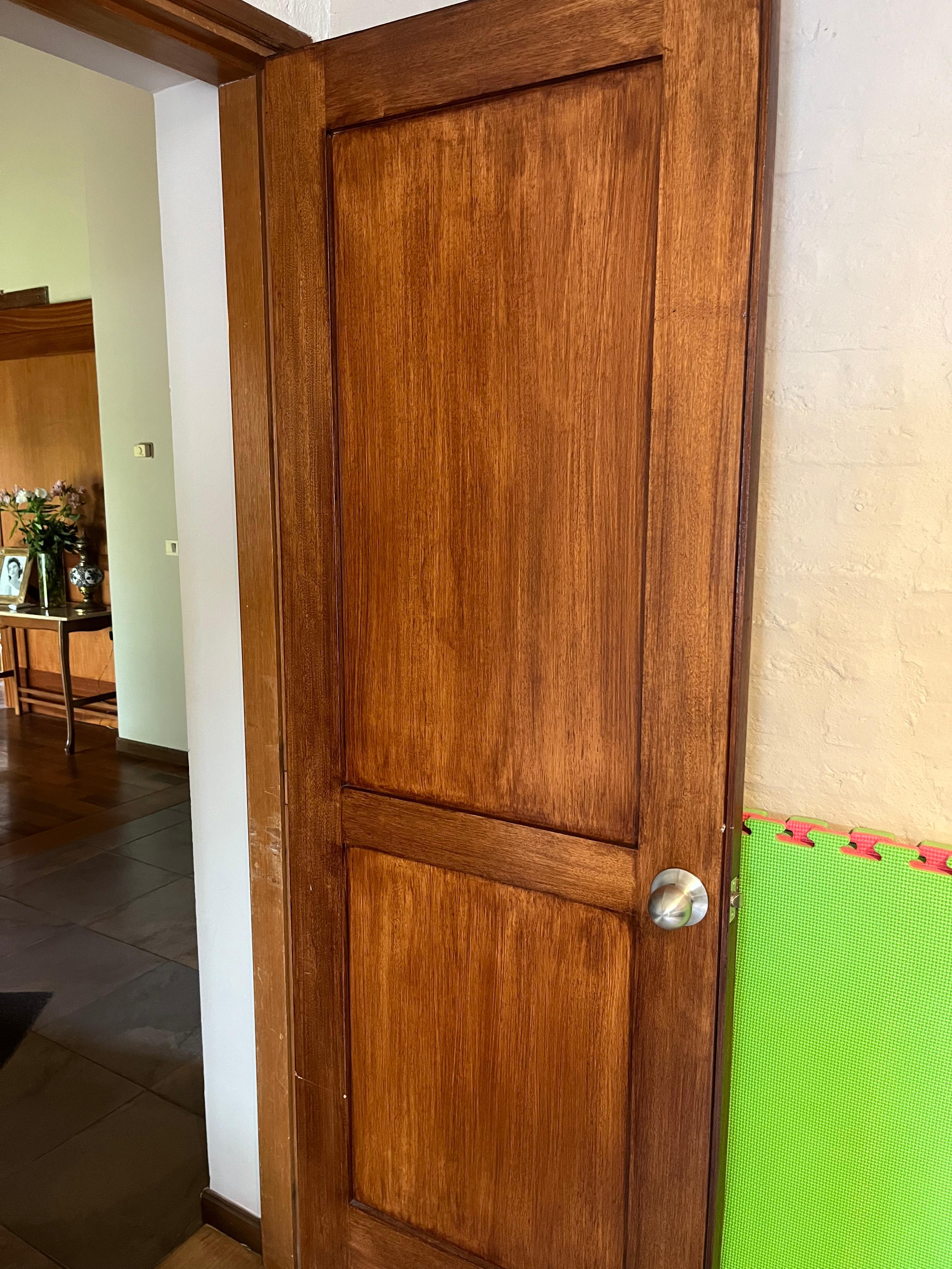 Puerta de madera maciza con paneles artesanales